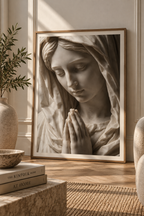 Betende Jungfrau Maria als Poster und Leinwand – christliche Virgin Mary Kunst in heller Marmoroptik