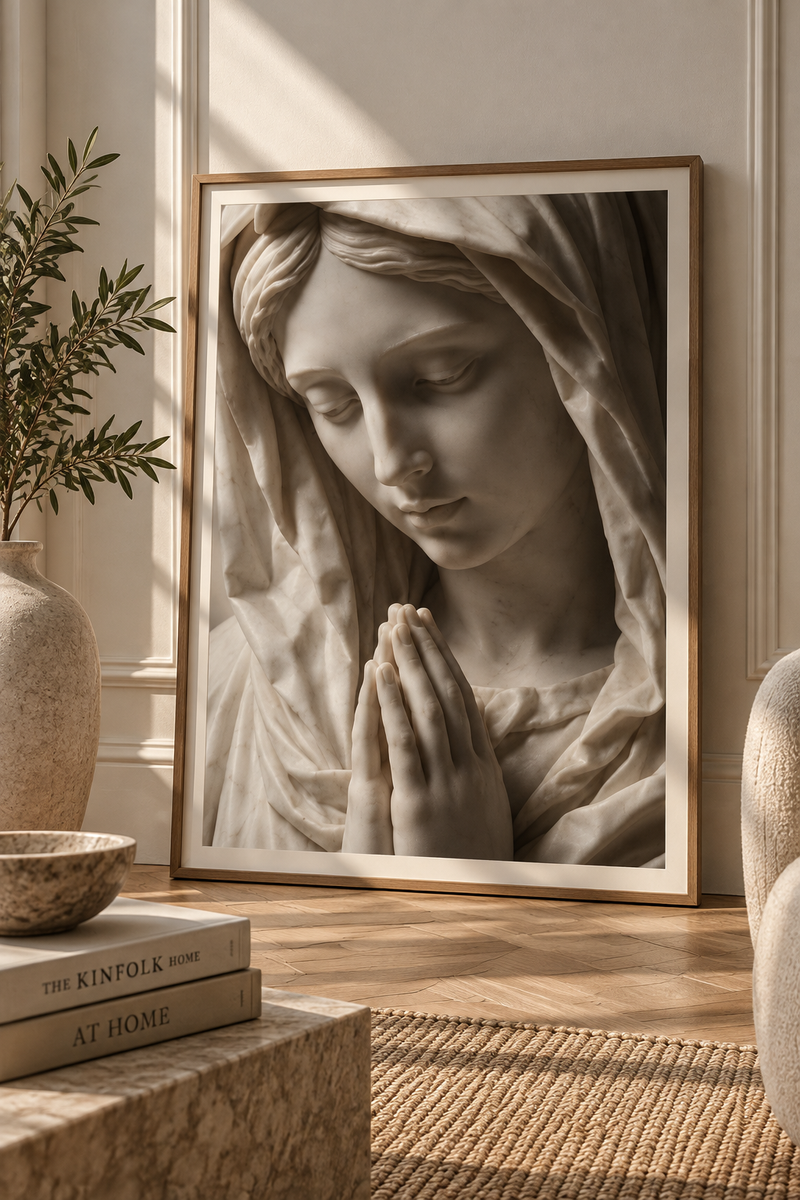 Betende Jungfrau Maria als Poster und Leinwand – christliche Virgin Mary Kunst in heller Marmoroptik