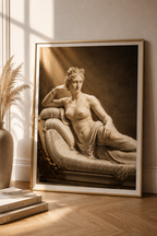 Venus Aphrodite Poster und Leinwand – liegende klassische Göttin als elegante Skulpturenkunst in warmer Marmoroptik